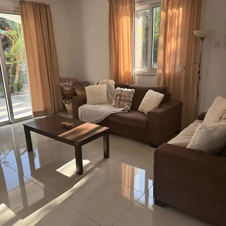 Samantha Vila Paralimni