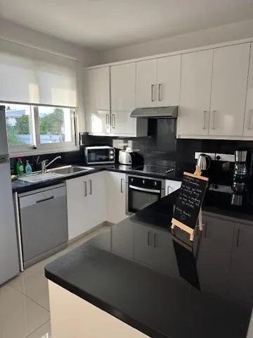 Samantha ヴィラ パラリムニ